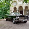 <p>Cadillac Cabrio, 1963, schwarz, weiße Innenausstattung, Kapelle Sophienhof, Kreis Plön, Schleswig-Holstein</p>