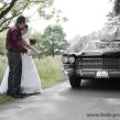 <p>Hochzeitspaar per Anhalter mit Cadillac</p>