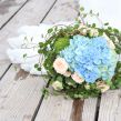 <p>Heiraten an der Ostsee, Trauung am Strand, Stein, Hochzeitsfotos am Meer, Brautstrauß</p>