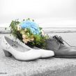 <p>Heiraten an der Ostsee, Trauung am Strand, Stein, Hochzeitsfotos am Meer, Brautschuhe, Brautstrauß</p>