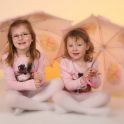 <p>Home Portraits, Bordeshom, zwei Mädchen mit Regenschirm</p>
