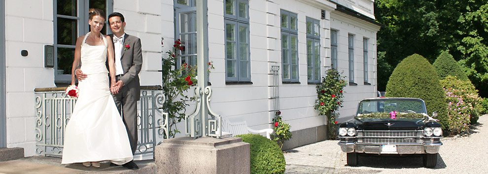 Hochzeitspaar mit Oldtimer
